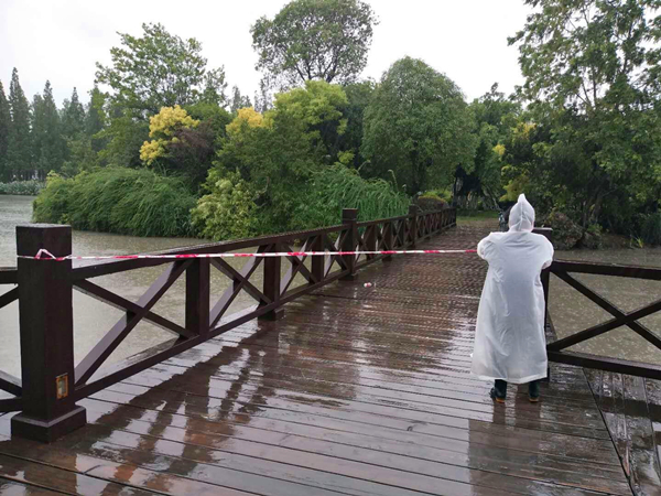 西湖水位上升，为确保师生安全，西湖木桥拉上警戒线暂停通过_副本.jpg
