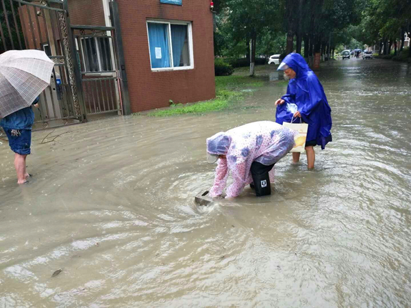 这个时候秒变女汉子，徒手揭开下水道井盖_副本.jpg