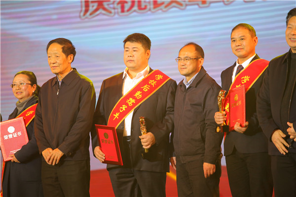 8王登峰获得四川省首届学校后勤孺子牛称号.jpg