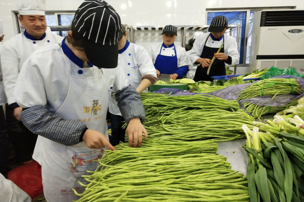 20193月开学1员工认真切配加工.jpg