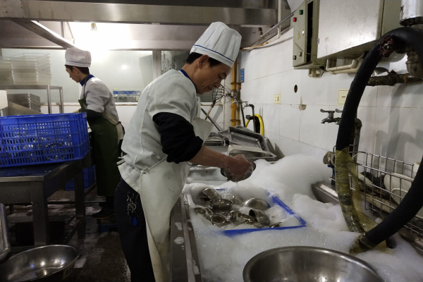 2019.3开学3对餐用具仔细消毒.jpg