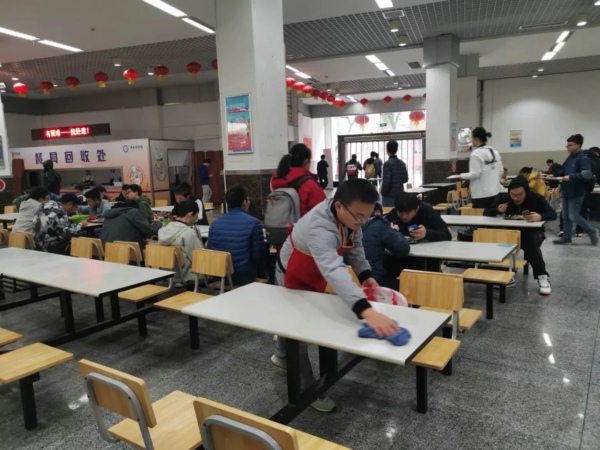 擦桌子3.jpg