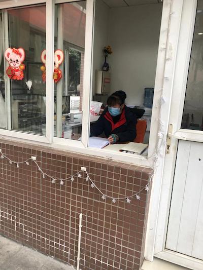 员工佩戴口罩上岗.jpg