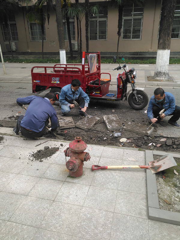 三教前路沿石维修_副本.jpg