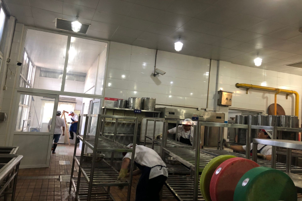认真清扫，营造卫生环境.jpg