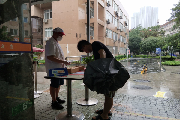 为同学送上免费口罩.jpg