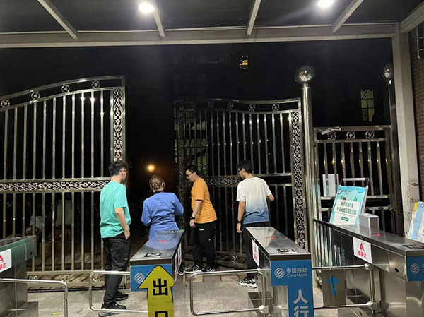 晚归时间关闭门禁大门.jpg