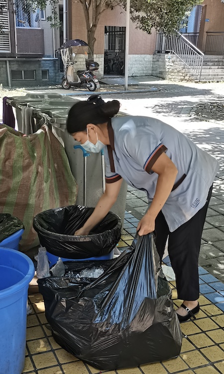 本二组团保洁员收垃圾.jpg