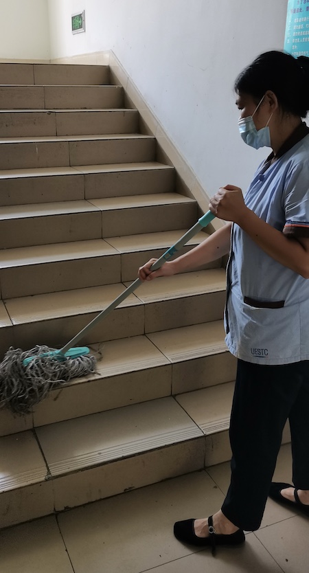 保洁员梯步清洁.jpg