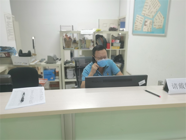 1正在接听电话.jpg