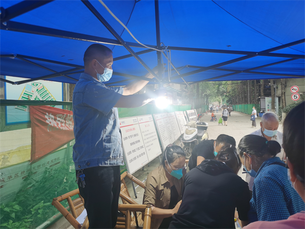 7安排人员搭建志愿点用电.jpg