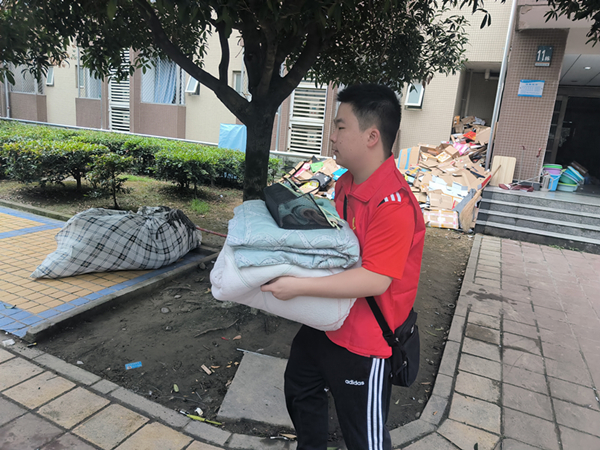 助力毕业生离校现场图 (30).jpg