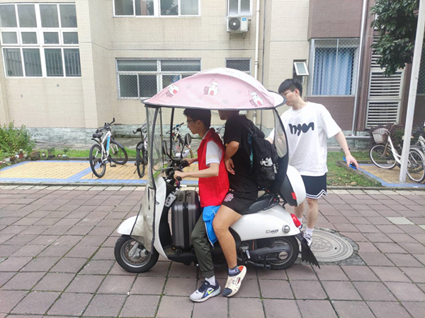 助力毕业生离校现场图 (33).jpg