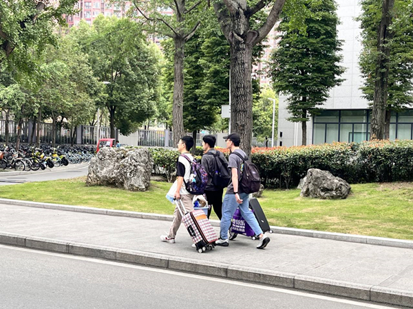 助力毕业生离校现场图 (8).jpg