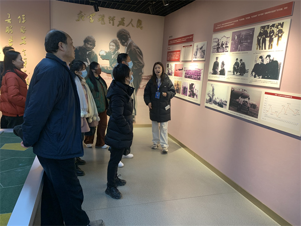 2校史馆参观.jpg