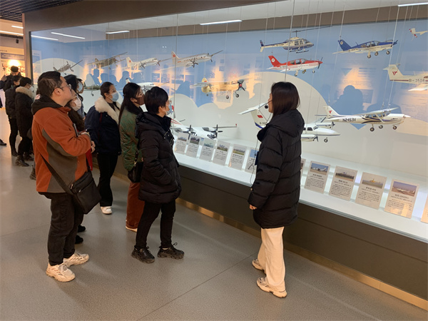 3校史馆参观.jpg