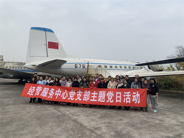 8飞机模型前合影.jpg