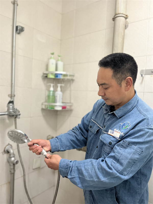 5维修学生寝室淋浴.jpg