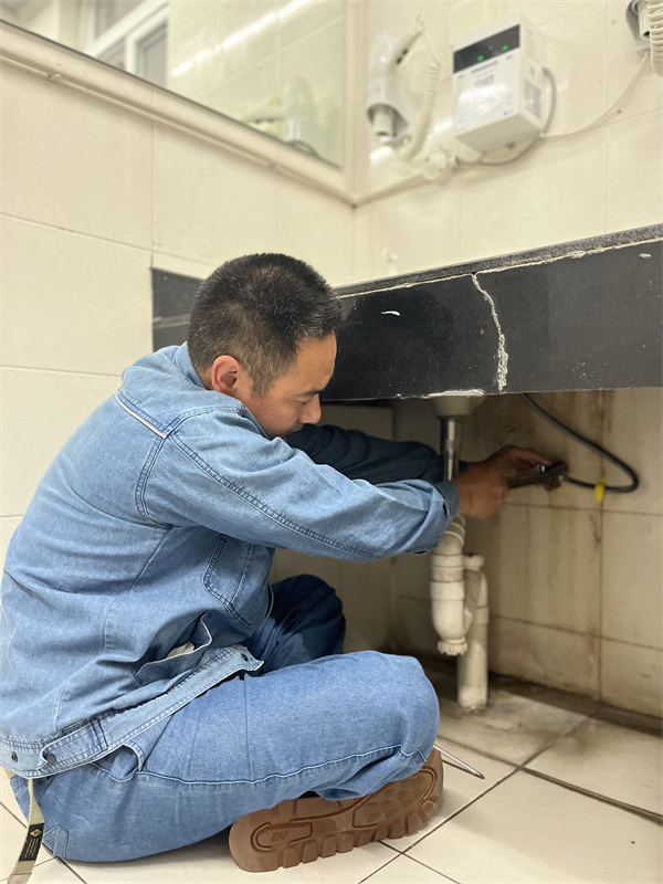 7维修公区面盆下水.jpg